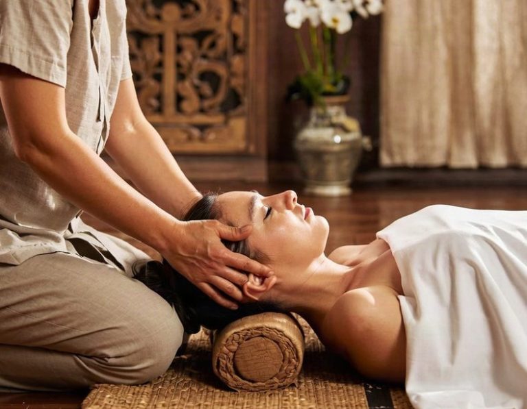 Traditionelle Thaimassage auf Bambusmatte Traditionell wird auf einer Bambusmatte massiert. Ich massiere auf einem modernen Thai-Massagebett und ihr Körper ist mit einem Tuch bedeckt